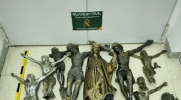 Detenidas tres personas por el robo de cruces en el cementerio de Paracuellos (Madrid)