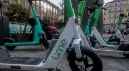 El conductor de un coche se da a la fuga tras atropellar a un patinete eléctrico en Santander