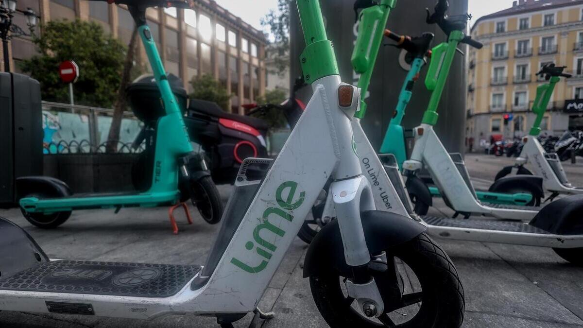 El conductor de un coche se da a la fuga tras atropellar a un patinete eléctrico en Santander