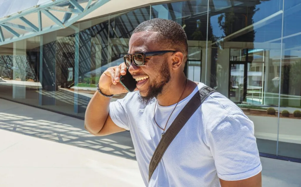 Hombre hablando por teléfono. Divaris Shirichena, Unsplash