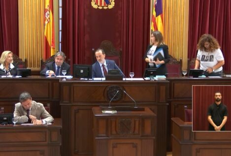 Le Senne expulsa del Parlamento balear a dos diputadas con fotos de víctimas del franquismo