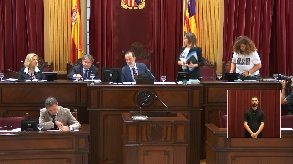 Le Senne expulsa del Parlamento balear a dos diputadas con fotos de víctimas del franquismo