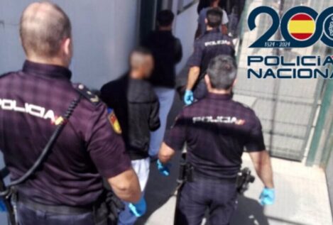 Detenido por homicidio el responsable de la patera interceptada con un cadáver en Almería