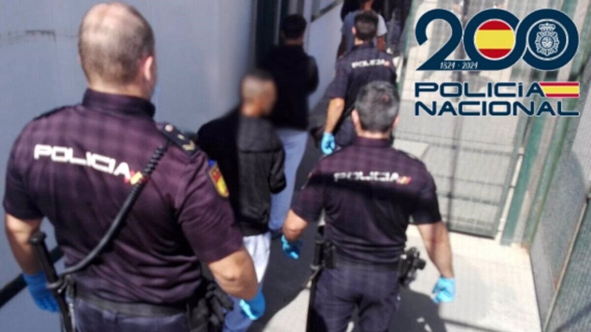 Detenido por homicidio el responsable de la patera interceptada con un cadáver en Almería