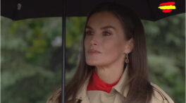 La reina Letizia desafía la lluvia en el 12-O con un total look rojo, rubíes y un semblante serio