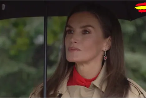 La reina Letizia desafía la lluvia en el 12-O con un total look rojo, rubíes y un semblante serio