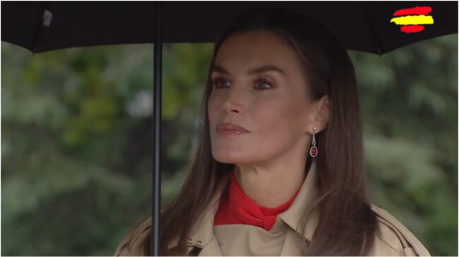 La reina Letizia desafía la lluvia en el 12-O con un total look rojo, rubíes y un semblante serio