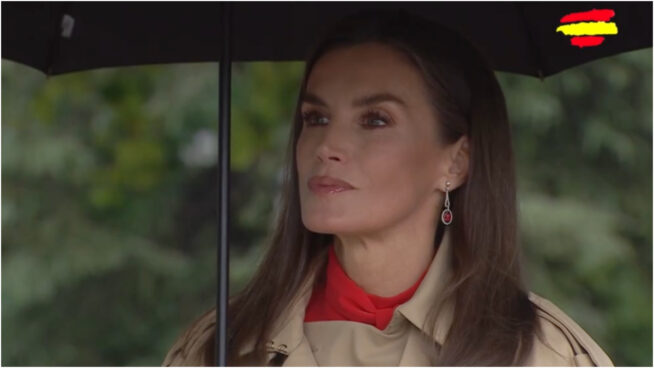 La reina Letizia desafía la lluvia en el 12-O con un total look rojo, rubíes y un semblante serio