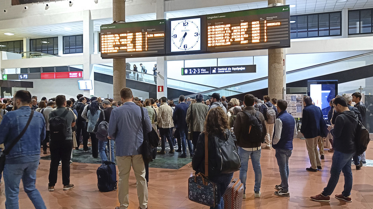 El caos ferroviario llega a Ciudad Real: decenas de viajeros afectados por retrasos en el AVE