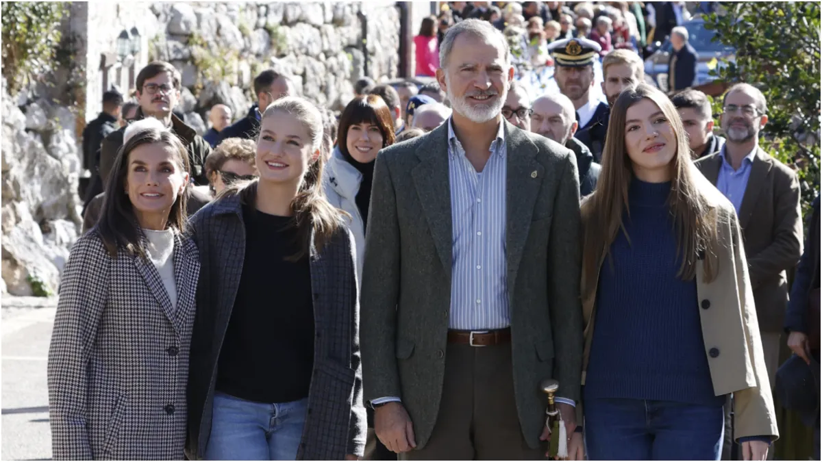 Sofía y la reina Letizia sorprenden en el Pueblo Ejemplar con su look más rural y cómodo