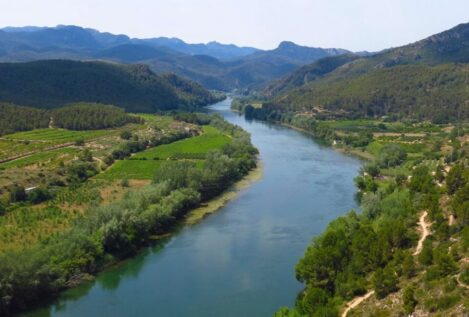 ¿Por qué ciudades pasa el río Ebro y cuáles son sus afluentes?