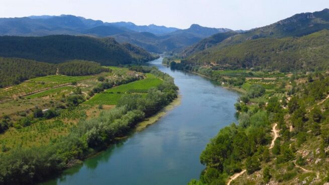 ¿Por qué ciudades pasa el río Ebro y cuáles son sus afluentes?