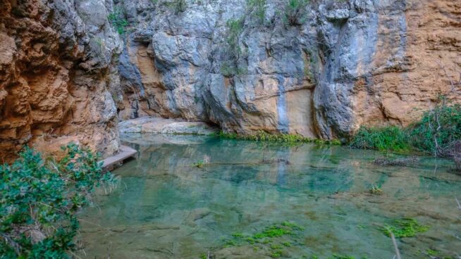 Entre cascadas y acantilados: el sendero más bonito de toda España, según los turistas