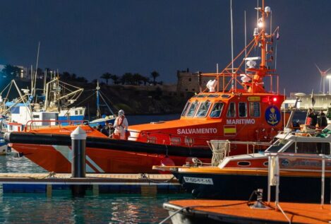 Salvamento rescata de madrugada en Cádiz una embarcación neumática con 30 magrebíes