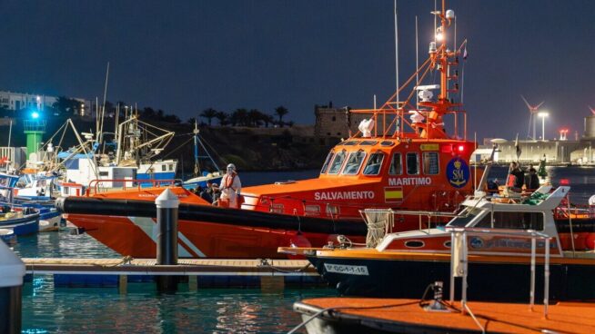 Salvamento rescata de madrugada en Cádiz una embarcación neumática con 30 magrebíes