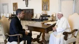 Sánchez conversa 35 minutos con el Papa y le invita oficialmente a visitar Canarias y Sevilla