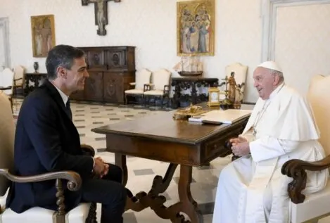 Sánchez conversa 35 minutos con el Papa y le invita oficialmente a visitar Canarias y Sevilla