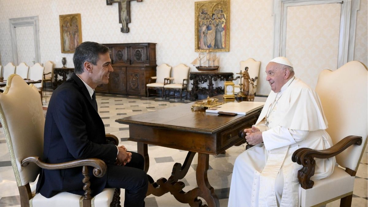 Sánchez conversa 35 minutos con el Papa y le invita oficialmente a visitar Canarias y Sevilla