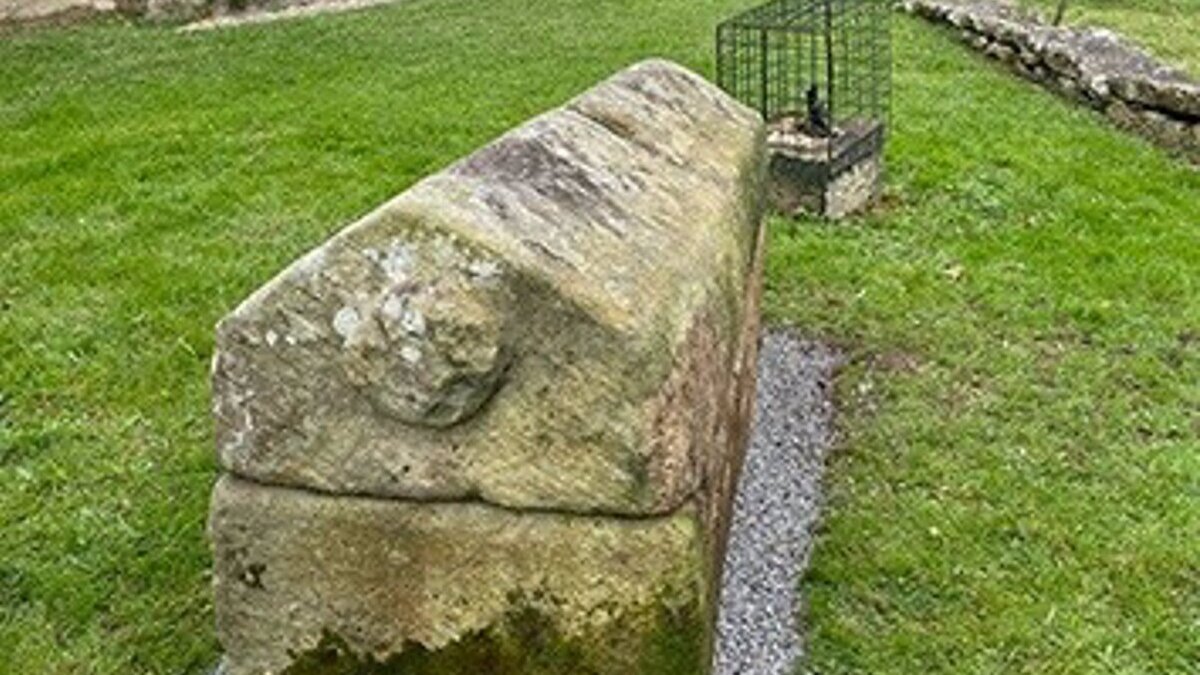 Recuperado el sarcófago medieval de una parroquia en Collado de Cieza (Cantabria)