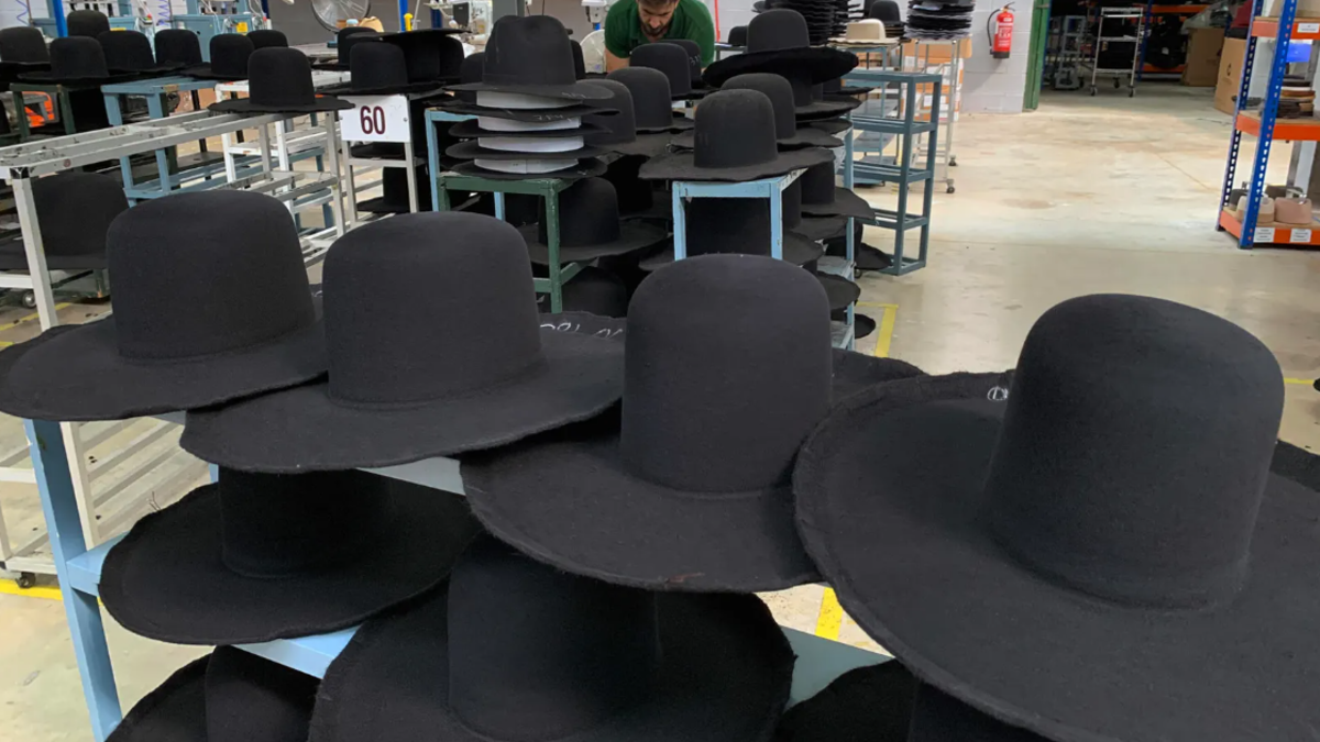 Los sombreros de una fábrica de Sevilla cubren las cabezas de judíos de medio mundo