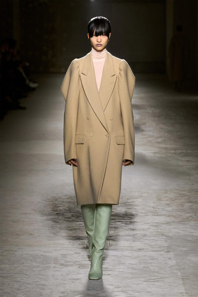 Modelo de Dries Van Noten vestida con colores tierra