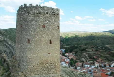 El Parlamento de Aragón emplaza a restaurar la torre fortaleza de La Hoz de la Vieja (Teruel)