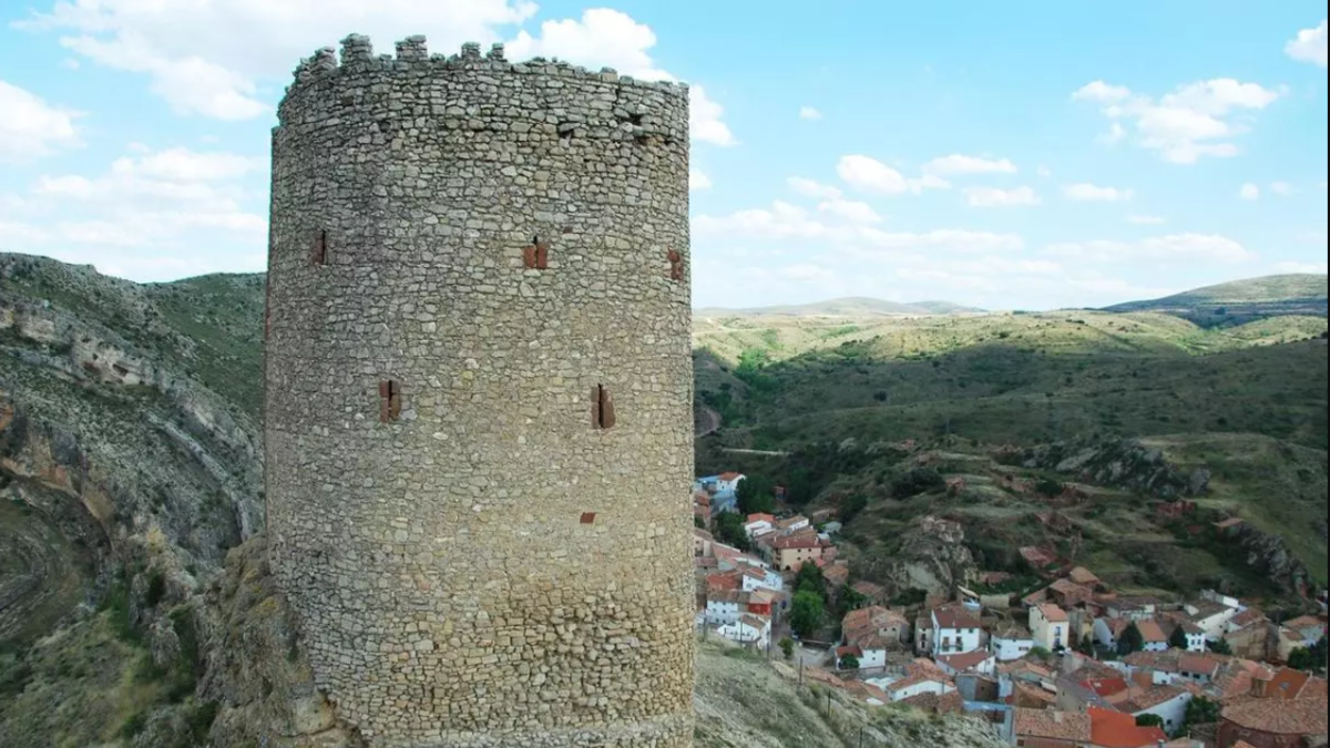 El Parlamento de Aragón emplaza a restaurar la torre fortaleza de La Hoz de la Vieja (Teruel)