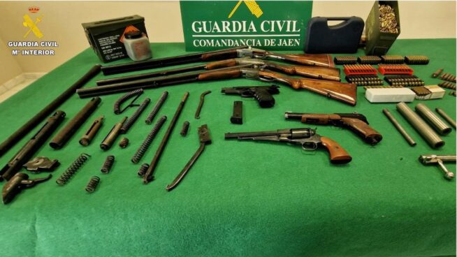 La Guardia Civil desmantela una trama de tráfico ilegal de armas y municiones