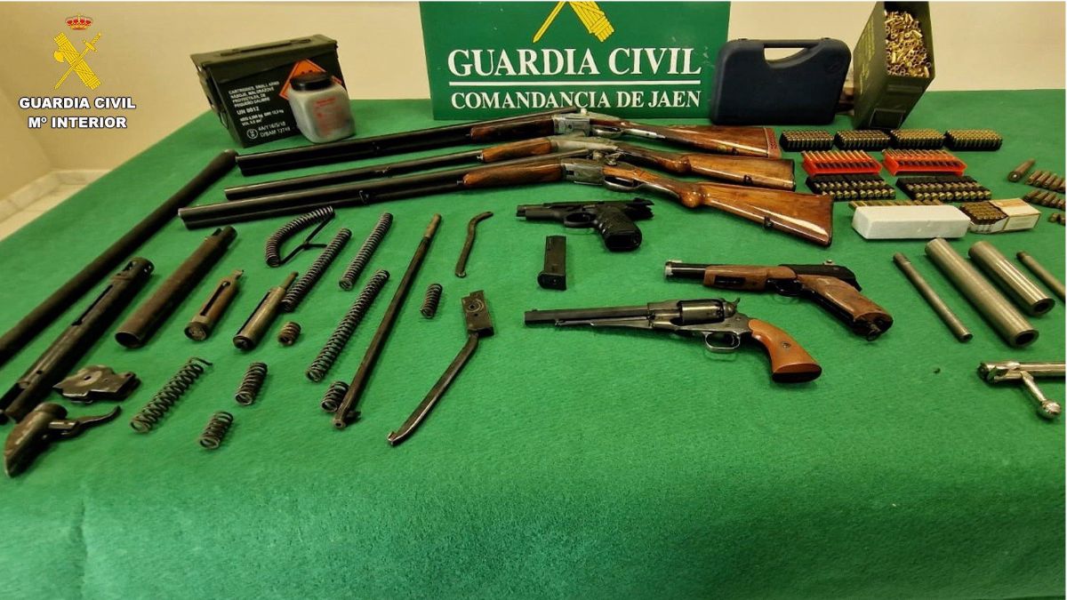 La Guardia Civil desmantela una trama de tráfico ilegal de armas y municiones