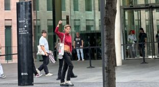 ERC apoya ante el juzgado a una trans acusada de apalear a un mosso y allanar una librería