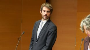 El ministro Urtasun dejó a España sin presencia en Notre-Dame por su «agenda familiar»