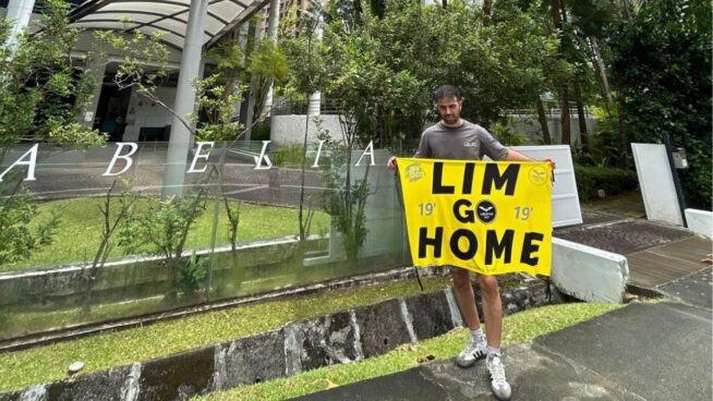 Retenidos dos valencianos de luna de miel en Singapur por protestar contra Peter Lim