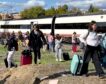 Un tren averiado provoca que sus pasajeros lleguen andando a la estación de Mérida