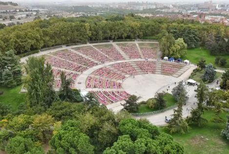 Más de 1.200 personas se unieron en Madrid en el 'Yoga Solidario' contra el cáncer de mama