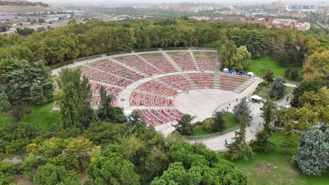 Más de 1.200 personas se unieron en Madrid en el 'Yoga Solidario' contra el cáncer de mama