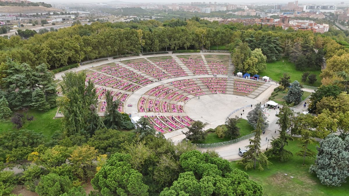 Más de 1.200 personas se unieron en Madrid en el ‘Yoga Solidario’ contra el cáncer de mama