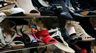 Adiós a los zapateros tradicionales, el truco del botellero que minimiza los espacios en casa