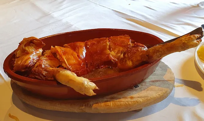 Medio cochinillo asado de El Rancho de la Aldegüela, Torrecaballeros, Segovia: (El Rancho de la Aldegüela)