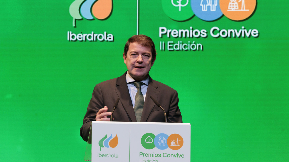 Mañueco refuerza el compromiso de la Junta de Castilla y León con las energías renovables