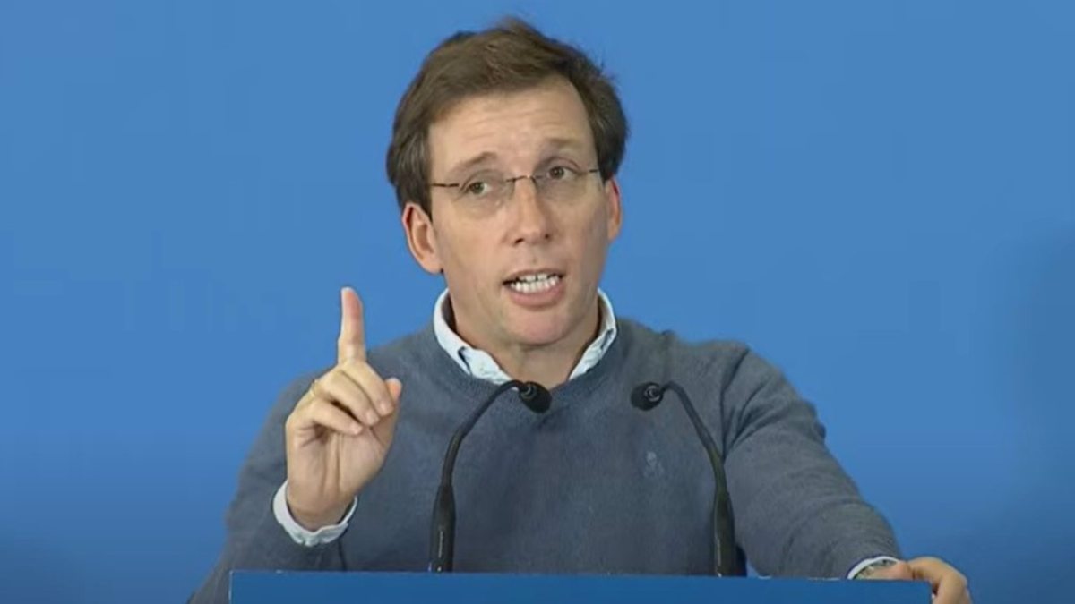 Almeida manda un irónico mensaje de «cariño» a Lobato ante su posible relevo en el PSOE-M