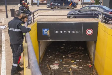 Cuatro máquinas, 50 efectivos y un kayak tratan de sacar el agua del Centro Comercial Bonaire