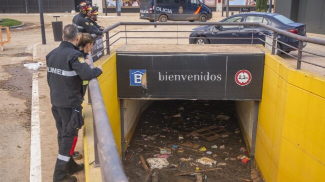Cuatro máquinas, 50 efectivos y un kayak tratan de sacar el agua del Centro Comercial Bonaire