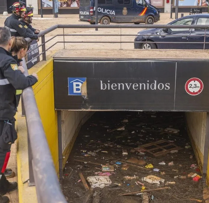 Cuatro máquinas, 50 efectivos y un kayak tratan de sacar el agua del Centro Comercial Bonaire