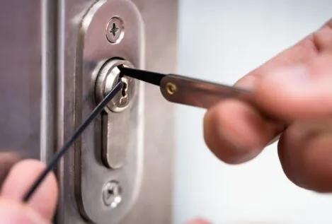 Ni radiografía ni tarjeta: el truco para abrir la puerta de casa si las llaves están puestas