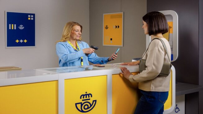 Correos prepara el banco público pese a que el uso de sus cajeros desciende y es «marginal»