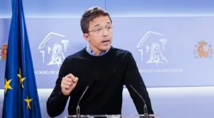 Errejón recurrirá la suspensión de la causa, que considera una «maniobra» de la acusación