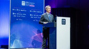 Feijóo presenta su plan a los empresarios con palo a Sánchez: «Dirigir es servir, no servirse»