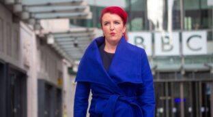 Dimite la ministra de Transporte británica por mentir a la Policía sobre el robo de su móvil