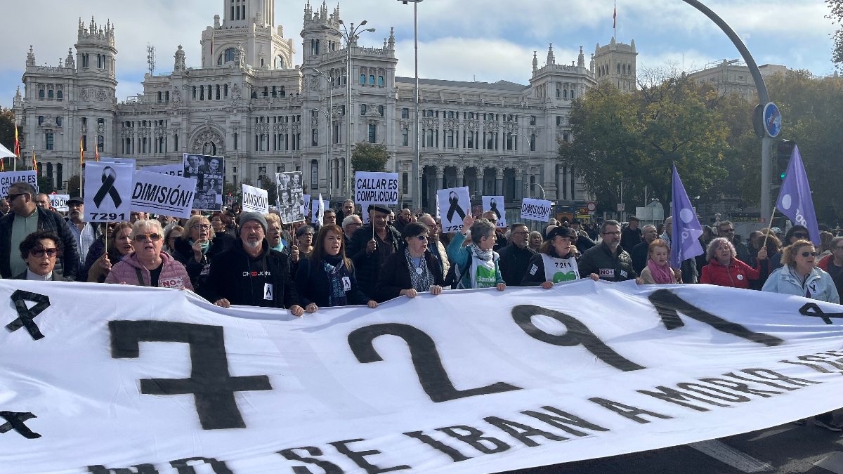 La Marea de Residencias pide «justicia» en Gran Vía por los ancianos fallecidos en la pandemia