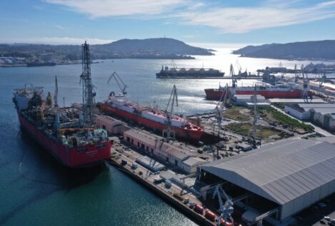 Cae al mar una de las grúas 'cigüeña' de Navantia Ferrol